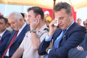 Beşiktaş Kul&uuml;b&uuml; Başkanı Fikret Orman, Bursa'da katıldığı t&ouml;rende g&ouml;zyaşlarına boğuldu