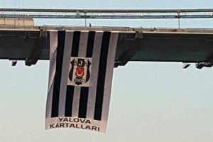 Beşiktaş bayrağı Osmangazi K&ouml;pr&uuml;s&uuml;'ne asıldı