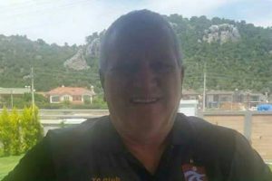 Fenerbah&ccedil;eli eski y&ouml;neticinin giydiği tiş&ouml;rt olay oldu