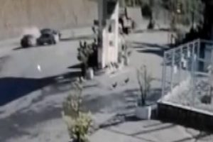İki otomobil &ccedil;arpıştı: Kaza anı kamerada