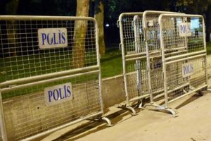 Gezi Parkı'na polis bariyerleri getirildi