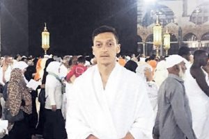 Irk&ccedil;ı parti, Mekke'ye giden Mesut &Ouml;zil'i hedef aldı