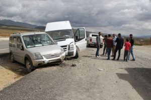 Eve d&ouml;n&uuml;ş yolunda feci kaza!
