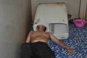 Kafasını &ccedil;amaşır makinesi sıkıştırdı, itfaiye b&ouml;yle kurtardı