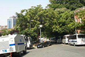 Gezi'nin yıl d&ouml;n&uuml;m&uuml;nde Mimarlar Odası polis zoruyla boşaltılıyor