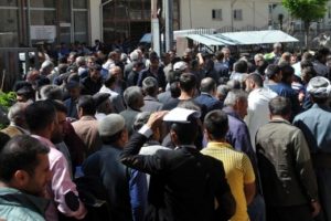 Y&uuml;ksekova'da zarar komisyonları &ouml;n&uuml;nde uzun kuyruklar meydana geldi