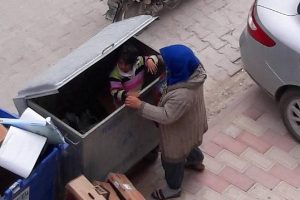 Bursa'da atık karton ararken kızını &ccedil;&ouml;p konteynerine bıraktı