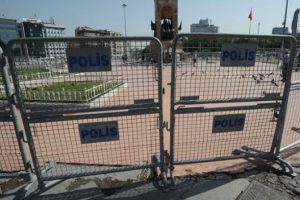 Polis Gezi Parkı'na girişe izin vermiyor