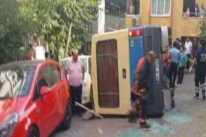 İstanbul'da minib&uuml;s devrildi: Yaralılar var