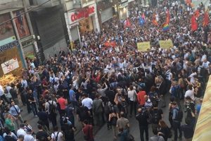 Gezi'nin yıld&ouml;n&uuml;m&uuml; i&ccedil;in İstiklal'de toplandılar