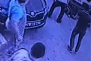 Kamyonet yaşlı adamı b&ouml;yle s&uuml;r&uuml;kledi