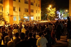 Bayrak yakma iddiası K&uuml;tahya'nın Tavşanlı İl&ccedil;esi'nde gerginliğe yol a&ccedil;tı