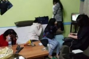 Fuhuş baskınında ortaya &ccedil;ıktı! Gizli b&ouml;lmelere saklanan hayat kadınları...