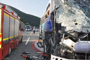 Bursa'da otob&uuml;s ile TIR &ccedil;arpıştı, can pazarı yaşandı!