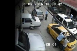 Polisle &ccedil;atıştı, bacağından vurularak yakalandı
