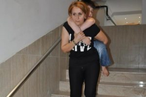 Oğlunu sırtında taşıyan anneden yardım &ccedil;ağırısı