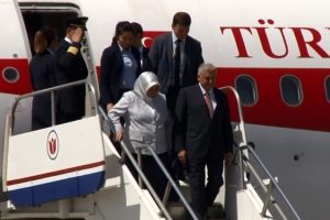 Başbakan Yıldırım, KKTC Başbakanı tarafından resmi t&ouml;renle karşılandı