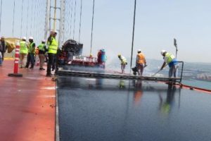 Osman Gazi K&ouml;pr&uuml;s&uuml;'nde ilk asfaltlama ve ilk bayrak