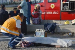 Yaralı anne, oğlunun &ouml;ld&uuml;ğ&uuml;n&uuml; anlayınca: 'Ciğerim, yavrum' diyerek ağladı
