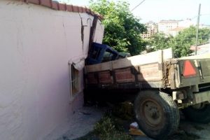 Trakt&ouml;r eve girdi, s&uuml;r&uuml;c&uuml; hayatını kaybetti