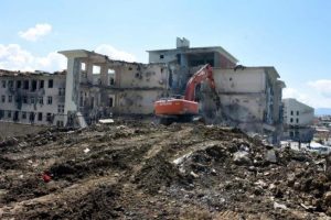 Y&uuml;ksekova'da yıkım ağır hasarlı liseden başladı