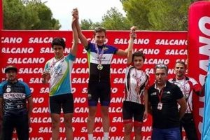 Nil&uuml;fer Belediyespor'dan g&uuml;m&uuml;ş madalya