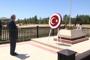 Binali Yıldırım Denktaş'ın kabrini ziyaret etti