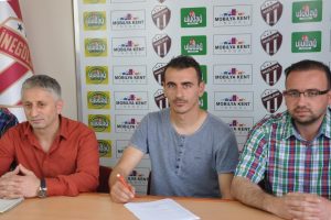 İneg&ouml;lspor, takım kaptanı Kemal Hast&uuml;rk'&uuml;n s&ouml;zleşmesini bir yıl daha uzattı