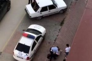 Trafik polisinin sert m&uuml;dahalesi g&ouml;r&uuml;nt&uuml;lendi