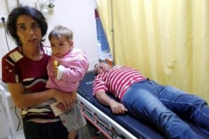 Annesi, eşi ve &ccedil;ocuklarını sokağa atınca intihar etmek istedi