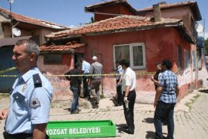 Elleri ve ayakları bağlı şekilde &ouml;l&uuml; bulundu
