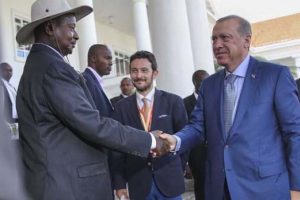 Cumhurbaşkanı Erdoğan'ın Museveni'yi g&uuml;ld&uuml;rd&uuml;