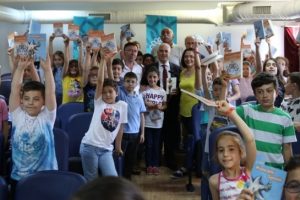 Bursa Nil&uuml;fer'de 10 bin gen&ccedil; okur yazarla buluştu