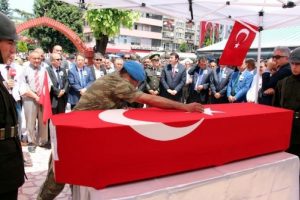 Şehit uzman &ccedil;avuşu 10 bin hemşehrisi uğurladı
