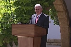 Başbakan Binali Yıldırım Kıbrıs'ta a&ccedil;ıklamalarda bulundu: Adada &ccedil;&ouml;z&uuml;me bir yılda ulaşılabilir