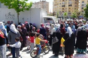 &Ccedil;orum'da sığınmacılara un dağıtımında izdiham