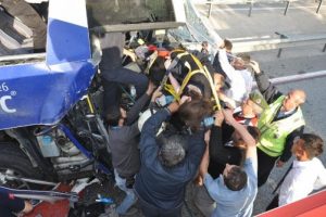 Bursa İneg&ouml;l'de otob&uuml;s TIR'a arkadan &ccedil;arptı: 7 yaralı