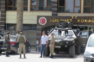 Ak&ccedil;akale'de 1 kişinin &ouml;ld&uuml;ğ&uuml; silahlı kavgaya 2 g&ouml;zaltı