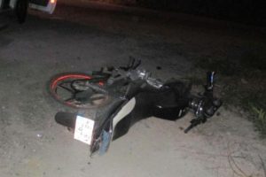Minib&uuml;se &ccedil;arpan ehliyetsiz ve kasksız motosikletli &ouml;ld&uuml;