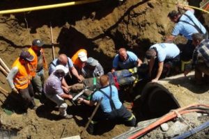 G&ouml;&ccedil;&uuml;k altında kalan iş&ccedil;i ağır yaralı kurtarıldı