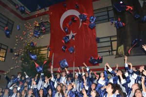 Bursa Bah&ccedil;eşehir'de mezuniyet coşkusu
