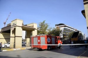 Kamyonun a&ccedil;ılan damperi &uuml;st ge&ccedil;idin k&ouml;pr&uuml;s&uuml;n&uuml; koparttı