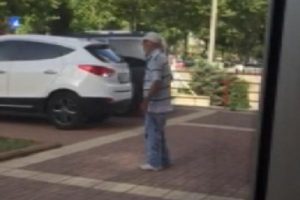 Emekli &ouml;ğretmen bı&ccedil;akla kendini kesti
