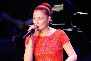Bursa Festivali'nde Candan Er&ccedil;etin r&uuml;zgarı