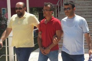 Boşandığı eşini yatağa bağlayıp boğazını kesti