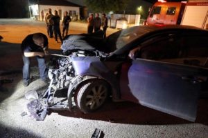 3 araca &ccedil;arpan otomobilden yaralanmadan &ccedil;ıktı