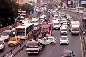 Trafik kazası E-5'te trafiği fel&ccedil; etti