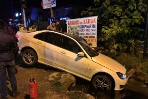 Sakarya'da iki otomobil &ccedil;arpıştı: 3 yaralı