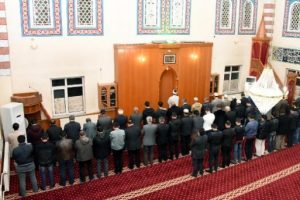 Sabah namazına gelene m&uuml;ft&uuml;den ke&ccedil;i s&uuml;t&uuml; ve bal ikramı
