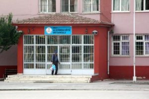 &Ouml;ğrencilere şiddet uyguladığı iddia edilen &ouml;ğretmene soruşturma